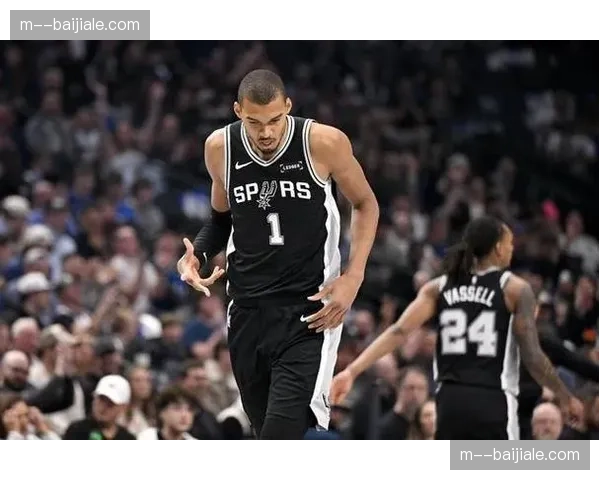 马刺米奇祭出十三人全员轮换策略 文班亚马出场时间控制在二十五分钟内